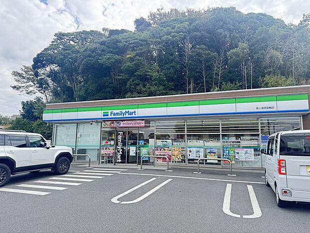 ファミリーマート 袖ヶ浦奈良輪店 徒歩12分。24時間営業。ATMコーナーがあり、急な入用の際に便利です。 900m