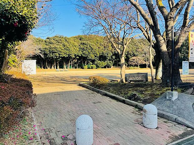 山王公園 徒歩11分。すべり台やブランコ、シーソー、スプリング遊具など、お子様が楽しめる遊具が設置されています。 850m