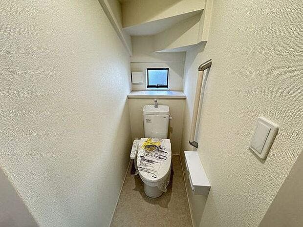 【1階トイレ/施工例】トイレは各階に配置されており、タイミングが重なっても気兼ねなくご利用いただけます。※実際とは異なる場合があります。