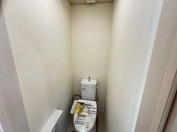 【2階トイレ/施工例】快適な温水洗浄便座付きのトイレです。※実際とは異なる場合があります。