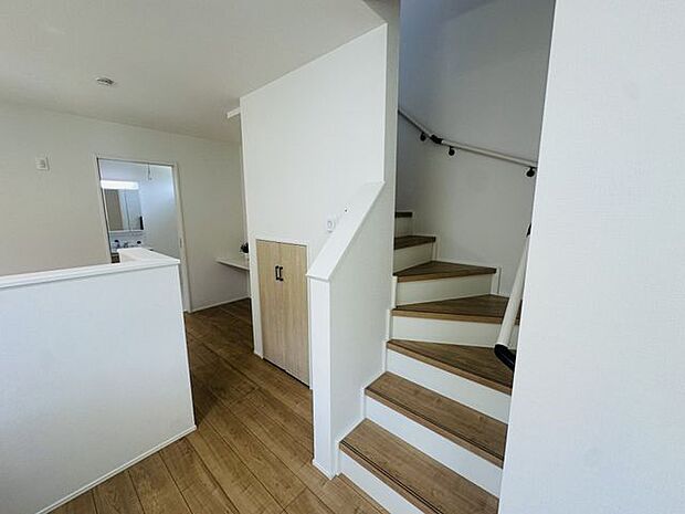 【LDK】階段下に収納スペースが設けられています。※家具調度品等は販売価格に含まれません。