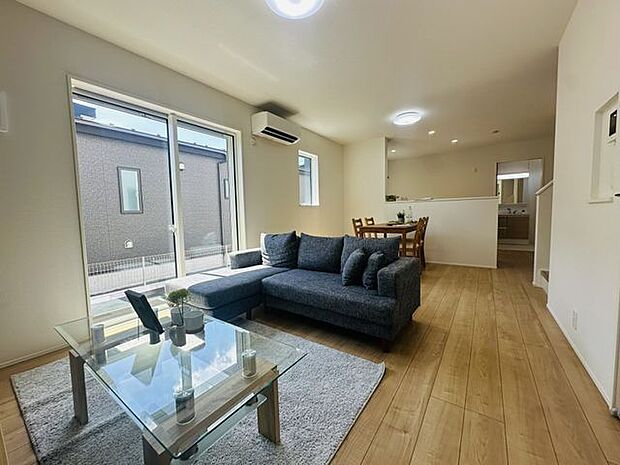 【LDK】約16.7帖のLDKでご家族の時間をゆったりと過ごせます。南向きの掃き出し窓からは自然光が入り、室内を明るく照らします。※家具調度品等は販売価格に含まれません。