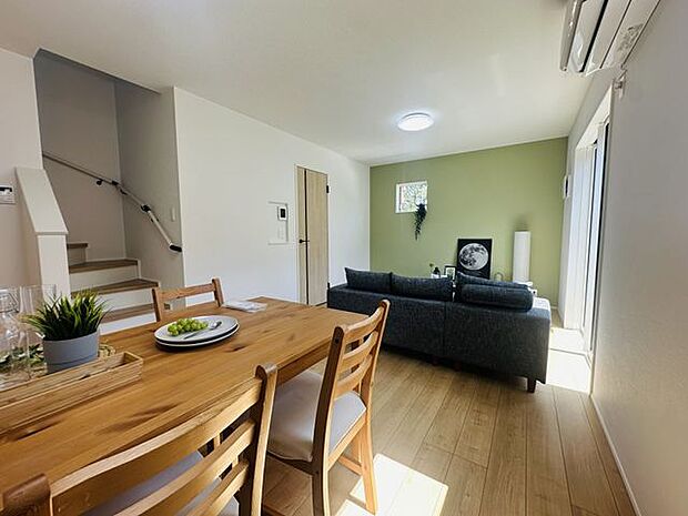 【LDK】リビング階段が採用されているので、ご家族が自然と集まりやすいLDKです。東側の壁にはアクセントクロスが施されています。※家具調度品等は販売価格に含まれません。