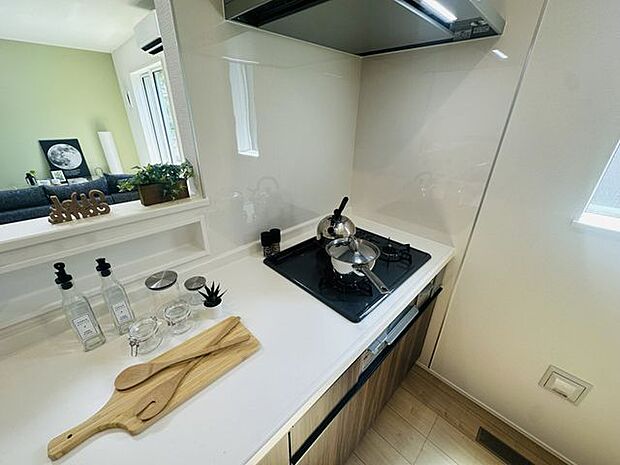 【キッチン】同時調理も捗る3口ガスコンロが搭載されています。※家具調度品等は販売価格に含まれません。