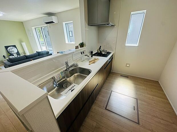 【キッチン】キッチンには窓が付いているので換気がしやすいです。※家具調度品等は販売価格に含まれません。