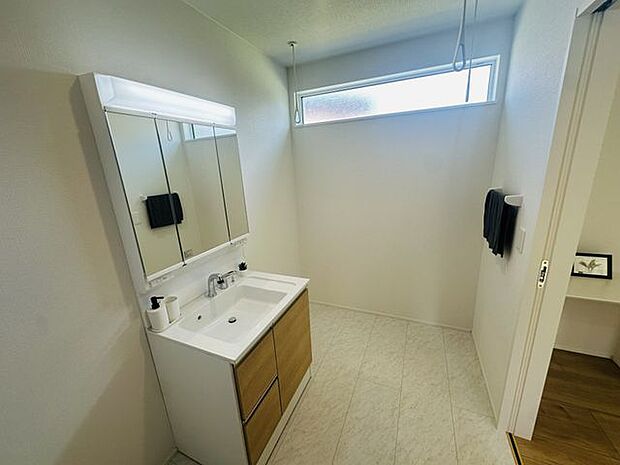 【洗面室】洗面室には洗濯物の室内干しができるスペースが設けられています。※家具調度品等は販売価格に含まれません。