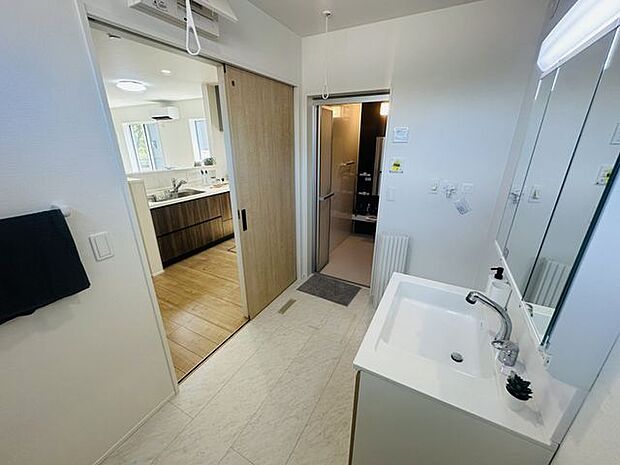 【洗面室】お手入れしやすい一体型カウンター・3面鏡の洗面化粧台が採用されています。※家具調度品等は販売価格に含まれません。