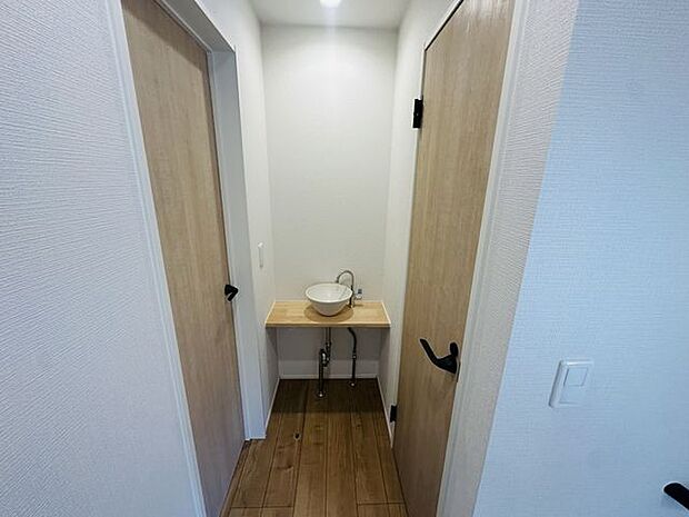 【洗面スペース/2階】2階廊下に手洗いスペースが設けられています。