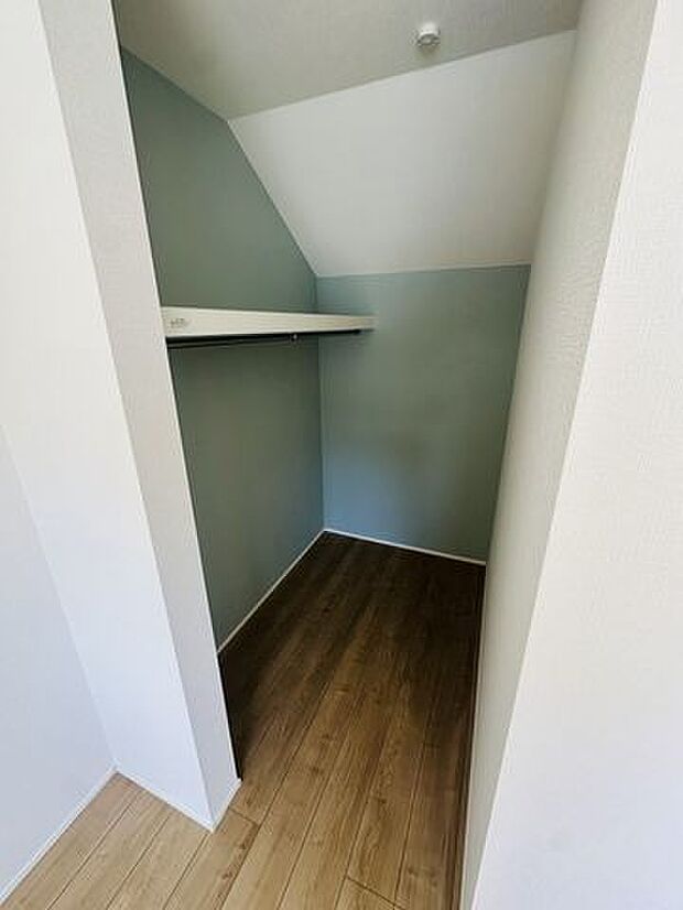 【ウォークインクローゼット】枕棚とハンガーパイプが付いています。アクセントクロスが施され、洋服選びが楽しみな時間になりそうです。