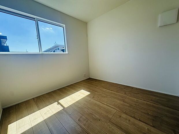 【洋室/約4.5帖】南向きのため、日中は照明器具をつけなくても過ごせそうです。