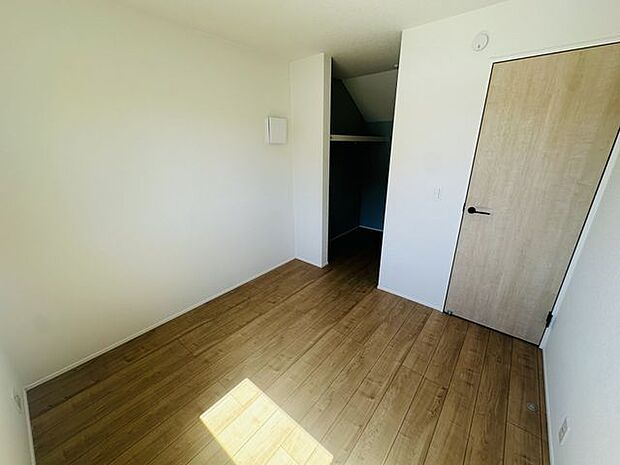 【洋室/約4.5帖】ウォークインクローゼットが設けられているので、室内を広く使えます。