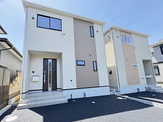 【外観/同仕様】周囲の街並みと調和する、シンプルモダンでスタイリッシュな外観です。駐車1台可能(車種による)。※実際とは異なる場合があります。