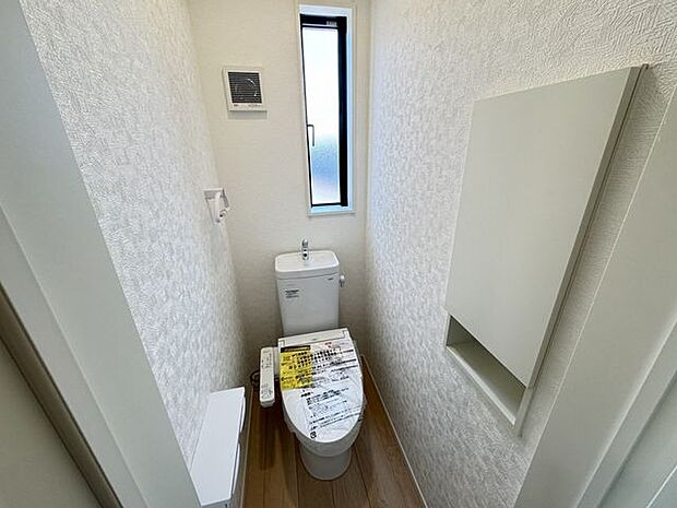 【トイレ/同仕様】1階・2階それぞれにトイレがあります。忙しい朝の時間帯や、来客にも安心です。※実際とは異なる場合があります。