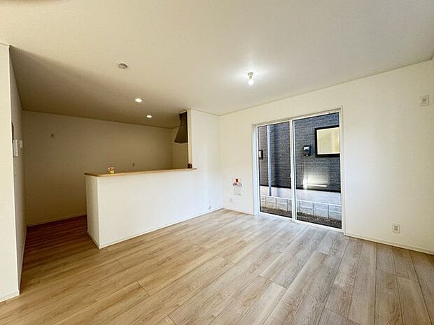 【LDK/同仕様】LDKは約16.5帖。家具などを置いてもゆとりのある広さです。お互いの顔を見ながら会話ができる対面仕様のシステムキッチンが採用されています。※実際とは異なる場合があります。