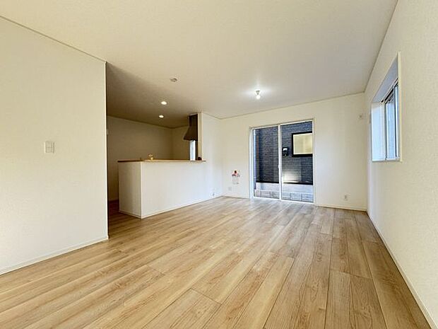 【LDK/同仕様】ご家族が集うLDKは、南東向きで日差しが差し込み、明るく開放的な空間となっています。※実際とは異なる場合があります。