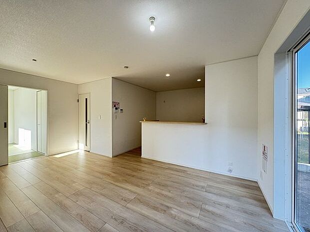 【LDK/同仕様】ナチュラルな色合いのフローリングと白いクロスのLDK。シンプルな住空間で、お好みのインテリアを楽しめそうです。※実際とは異なる場合があります。