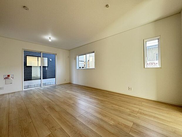 【LDK/同仕様】LDKとキッチンは動線が良く、家事や生活のしやすさが考慮された設計。ご家族の団らんや多様な生活シーンに対応しやすい間取りです。※実際とは異なる場合があります。