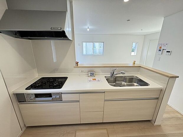 【キッチン/同仕様】グリル付きの三口ガスコンロが搭載されています。調理を効率良く行え、レパートリーも増えそうです。※実際とは異なる場合があります。