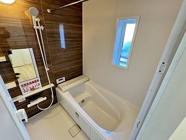 【浴室/同仕様】浴室乾燥機付きの浴室。雨天時や花粉の時期などの洗濯物干しに重宝します。※実際とは異なる場合があります。