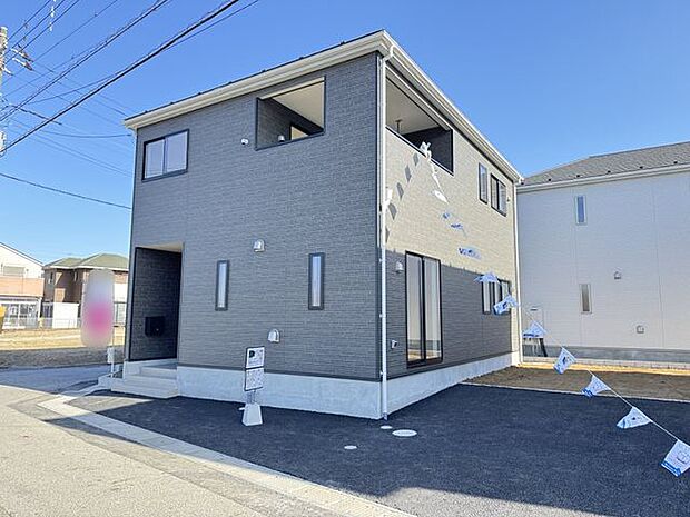 【外観/2号棟】コンビニまで徒歩12分で、ちょっとした買い物や急な用事にも便利です。