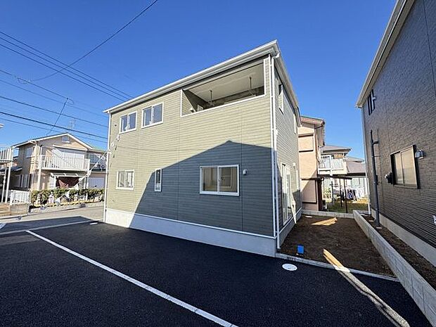 【外観/同仕様】周囲の街並みと調和する、シンプルモダンでスタイリッシュな外観です。駐車1台可能(車種による)。※実際とは異なる場合があります。