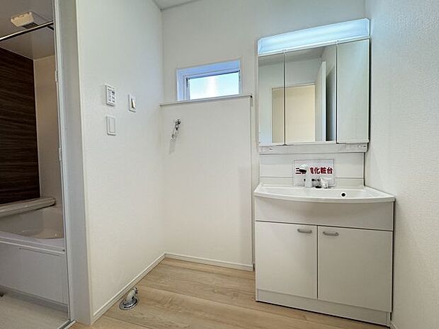 【洗面室/同仕様】窓から自然光が入る洗面室。洗濯機置場が設けられ、使い勝手の良いレイアウトが採用されています。清潔感のある内装で日々の家事が快適に行えます。※実際とは異なる場合があります。