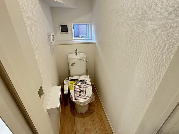 【トイレ/同仕様】年間を通して快適にご利用いただける、温水洗浄便座付きのトイレです。トイレは各階に配置されています。※実際とは異なる場合があります。