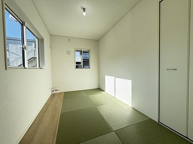【和室/同仕様】客間や家事室、書斎、お子様のプレイルームなど、多用途に重宝するやすらぎの和室です。※実際とは異なる場合があります。