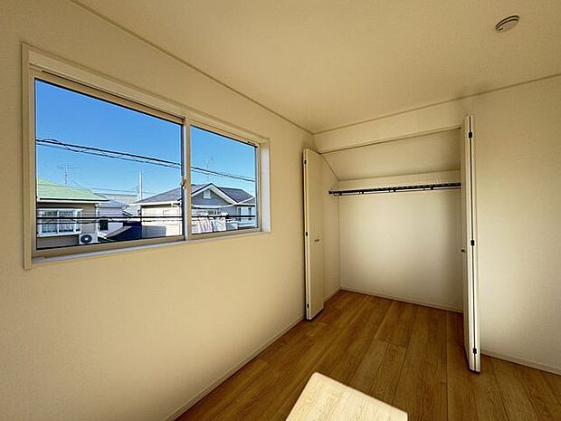 【洋室/同仕様】バルコニーに面した、明るく開放的な洋室。直接バルコニーに出入りでき、気軽に気分転換やリフレッシュができそうです。※実際とは異なる場合があります。
