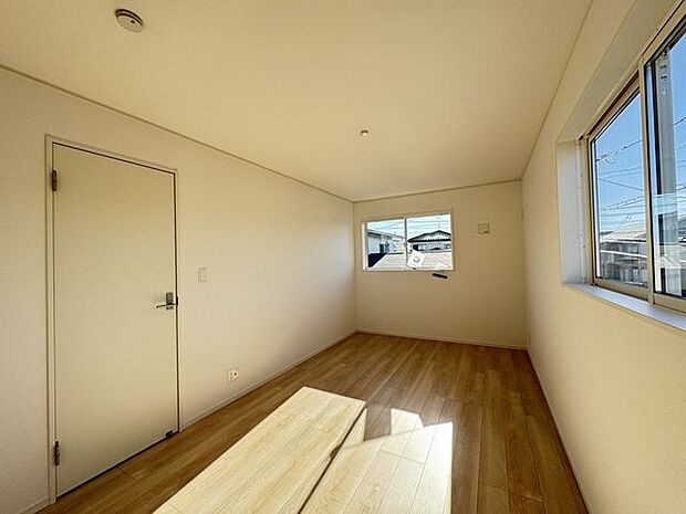 【洋室/同仕様】収納付きでお洋服や鞄の収納にも最適!身の回りの物を綺麗に片付けられそうです。※実際とは異なる場合があります。