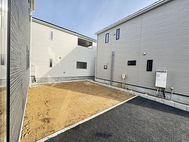 【庭/2号棟】ガーデニングやお子様の遊び場など、多彩な用途で活用できるお庭。おうち時間を豊かにしてくれそうです。