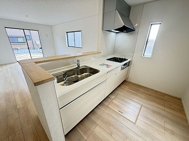 【キッチン/3号棟】LDでお過ごしのご家族を見守りながら作業ができる対面式キッチン。LD側からキッチンの手元が見えにくい腰壁仕様です。