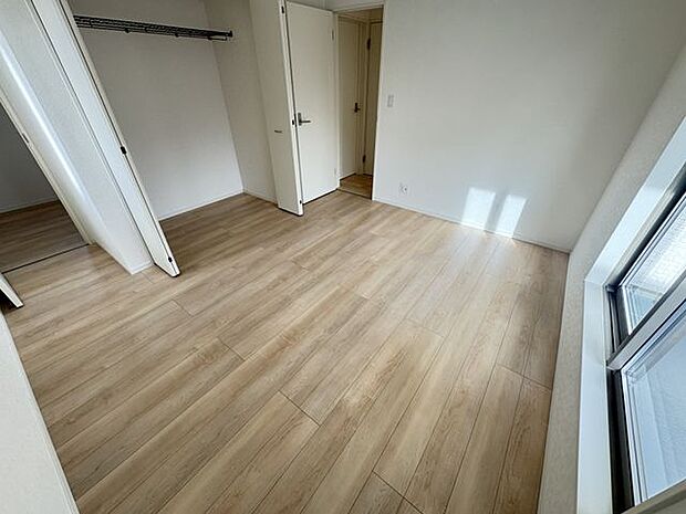 【洋室(約7.5帖)/3号棟】バルコニーに面した明るく開放的な洋室です。主寝室にもオススメ！収納力のあるクローゼットが備わっています。