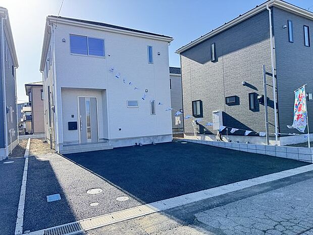 【外観/3号棟】前面道路はアスファルト舗装されており、車の出入りも安心です。