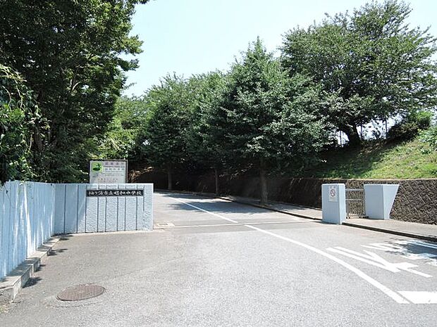 袖ケ浦市立昭和中学校 徒歩12分。学校教育目標「自ら学ぶ意欲を持ち、心身ともに健やかな生徒の育成」〜昭和中プライドの創造〜。 934m