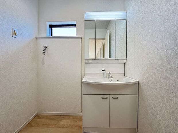 【洗面室/施工例】身支度に重宝する三面鏡仕様のシャワー付き洗面化粧台が採用されています。※実際とは異なる場合があります。