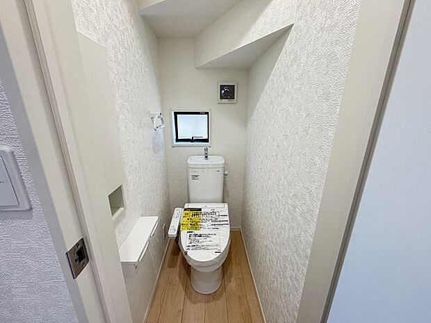 【トイレ/施工例】快適な温水洗浄便座付きのトイレです。各階に配置されており、タイミングが重なっても気兼ねなくご利用いただけます。※実際とは異なる場合があります。