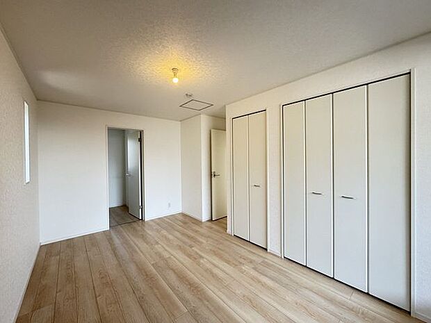 【洋室/施工例】全居室に収納スペースが備わっています。身の回りの物をスッキリと片付けられ、生活感の出ない暮らしを実現可能です♪※実際とは異なる場合があります。