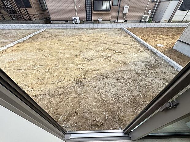 【庭/3号棟】LDKに面したお庭は、ガーデニングやお子様の遊び場など、多彩な用途で活用できるマルチスペース。おうち時間を豊かにしてくれそうです。