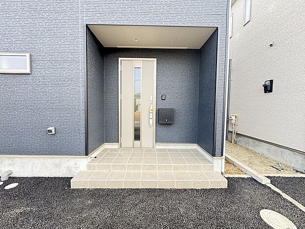 【玄関ポーチ/4号棟】引き込み型のポーチは、雨の日の出入りも快適です。