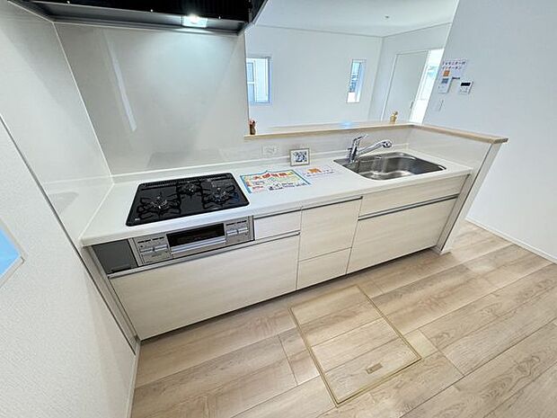 【キッチン/施工例】キッチンの手元を程良く隠せる腰壁仕様のキッチンです。※実際とは異なる場合があります。