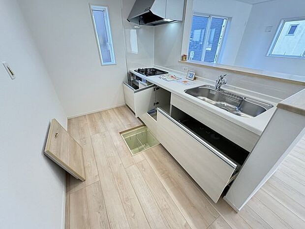 【キッチン/施工例】キッチン下部の収納はスライド式で、物の出し入れがスムーズに行えます。※実際とは異なる場合があります。