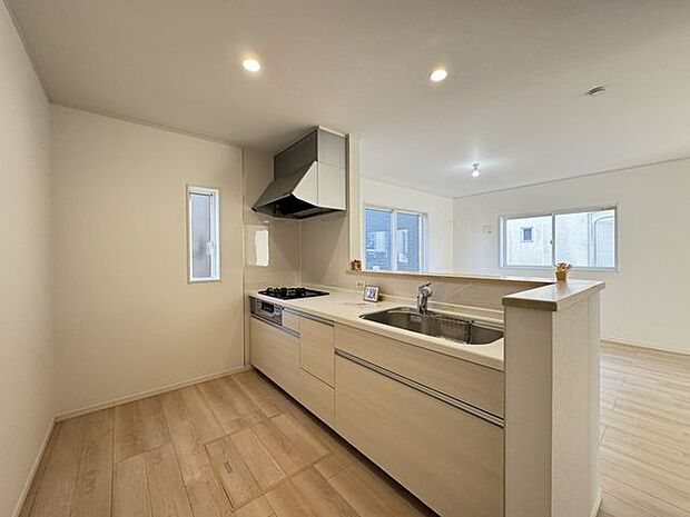 【キッチン/施工例】お互いの顔を見ながら作業ができる対面式キッチンです。※実際とは異なる場合があります。