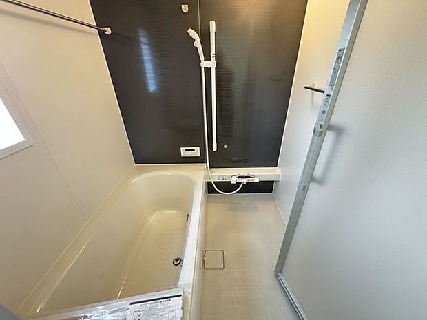 【浴室/4号棟】浴室乾燥機付きの浴室です。雨天時の洗濯物乾燥など、多用途に重宝します。