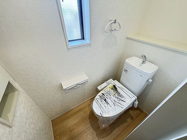 【トイレ/4号棟】トイレは各階に配置されています。温水洗浄便座付きなので、年間を通して快適にご利用いただけます。