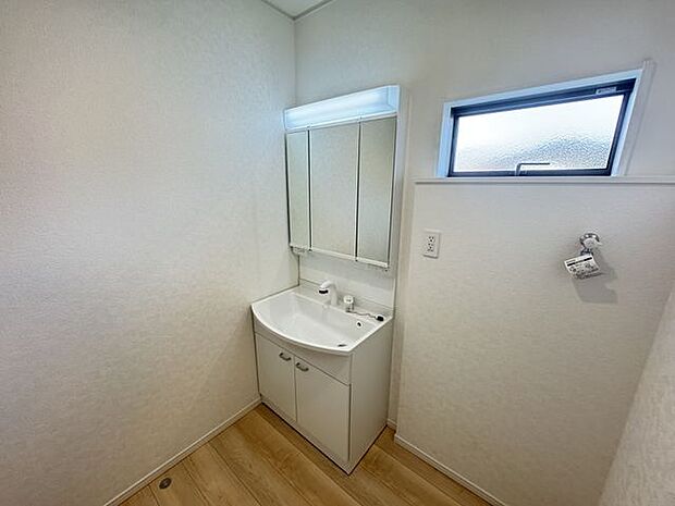 【洗面室/4号棟】玄関から洗面室に直行できる動線で、帰宅後の手洗い・うがいをスムーズに行えます。