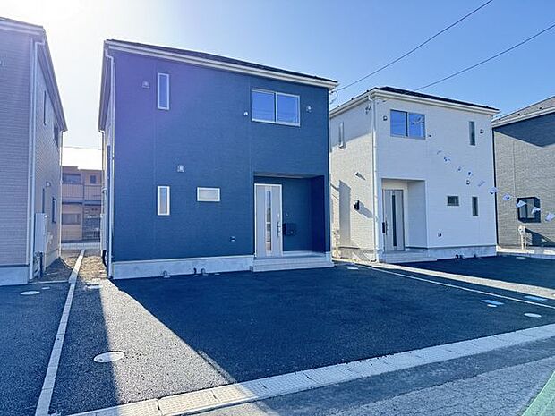 【外観/4号棟】防犯カメラやTVモニター付インターホンを備え、セキュリティーにも配慮されています。