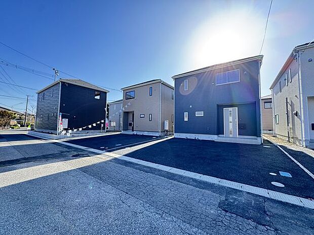 【前面道路含む現地写真/4号棟】4号棟は北側公道に面した立地です。南側にLDKやバルコニー、庭が設けられた、日当たり良好な住まい！