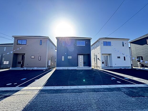 【前面道路含む現地写真/4号棟】前面道路はアスファルト舗装されており、車の出入りも安心です。