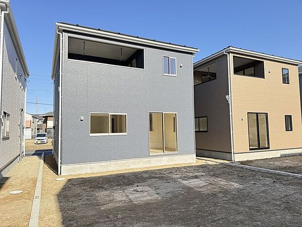 【外観/4号棟】コンビニまで徒歩12分で、ちょっとした買い物や急な用事にも便利です。